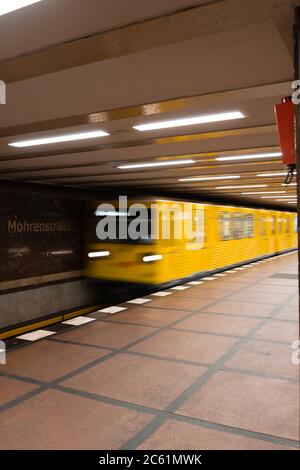 Arrivée du métro à la station Morenstrasse Banque D'Images