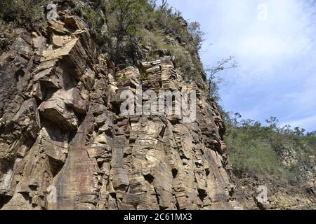 Canyon photographié au fond du parc national de Furnas, avec la végétation et les arbres en haut, site touristique situé au Brésil, en Amérique du Sud, de bas en haut Banque D'Images