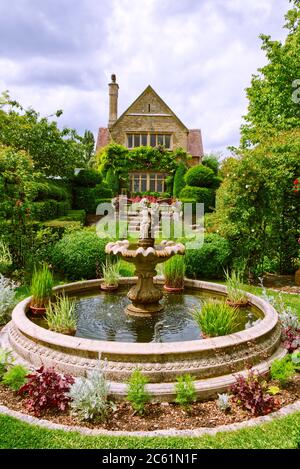 Fontaine et manoir au jardin de Kathy Brown à Stevington, Bedfordshire, Royaume-Uni Banque D'Images