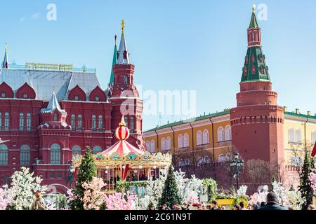 Moscou, Russie - 11 avril 2018 : décorations de Pâques dans les rues de Moscou. Place Manezhnaya Banque D'Images