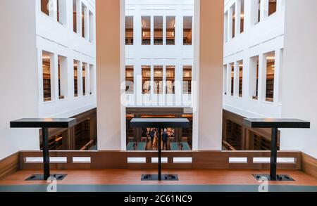 30 juin 2020, Saxe, Chemnitz: Vue sur la nouvelle salle de lecture de trois étages de la bibliothèque universitaire. Depuis 2014, l'Alte Aktienspinnerei, qui était autrefois le plus grand moulin à tourner d'Allemagne, est en cours de rénovation et abritera à l'avenir la Bibliothèque centrale de l'Université de technologie de Chemnitz et son entrepôt. La nouvelle bibliothèque centrale devrait ouvrir ses portes au cours du semestre d'hiver 2020. Les utilisateurs auront ensuite accès à une salle de lecture de trois étages et à des postes de travail de lecture, d'apprentissage et de groupe à la fine pointe de la technologie. Les coûts d'environ 53 millions d'euros seront supportés par l'État libre de Saxe, 13.5 millions Banque D'Images