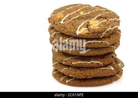 Biscuits croquants aux pépites de chocolat avec noix décorées de chocolat blanc sur fond blanc Banque D'Images