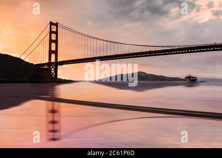 Magnifique Golden Gate Bridge au coucher du soleil sur la baie de San Francisco Banque D'Images