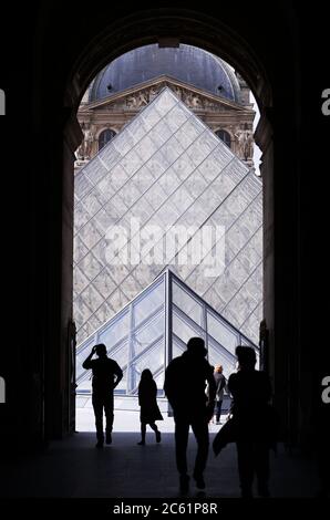 Paris, France. 6 juillet 2020. La pyramide du Musée du Louvre est vue lors de sa réouverture à Paris, France, le 6 juillet 2020. Après trois mois et demi de fermeture, le Louvre, l'un des musées les plus visités au monde, a rouvert lundi au public, sans longues files d'attente de visiteurs comme avant la pandémie COVID-19. Crédit: Gao Jing/Xinhua/Alay Live News Banque D'Images