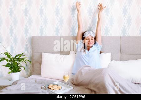 Jeune femme se réveillant heureusement, après une bonne nuit de sommeil Banque D'Images