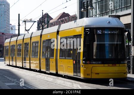 Tramway de la BVG de Berlin à l'arrêt Alexanderplatz Banque D'Images