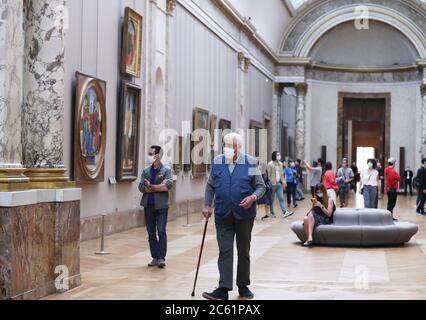 Paris, France. 6 juillet 2020. Les gens visitent le Musée du Louvre le jour de sa réouverture à Paris, France, le 6 juillet 2020. Après trois mois et demi de fermeture, le Louvre, l'un des musées les plus visités au monde, a rouvert lundi au public, sans longues files d'attente de visiteurs comme avant la pandémie COVID-19. Crédit: Gao Jing/Xinhua/Alay Live News Banque D'Images