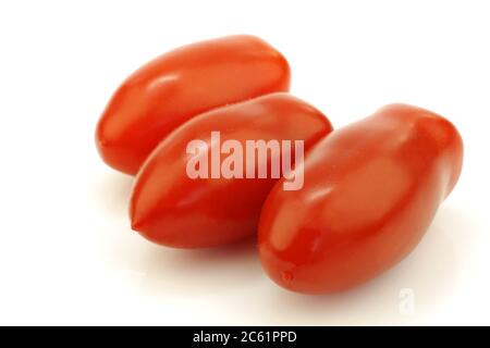 bouquet de tomates italiennes sur fond blanc Banque D'Images