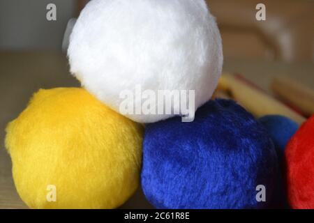 Boules de velours en rouge, bleu, blanc et jaune, utilisées comme bâtons de tambour, style abstrait ou style de fond de scène, Brésil, Amérique du Sud Banque D'Images