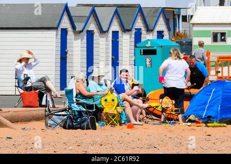 Goodrington Sands, Paignton, Devon, Royaume-Uni. 6 juillet 2020. Météo au Royaume-Uni : vacanciers sur la plage de Goodrington Sands à Paignton à Devon, lors d'une journée de beaux jours ensoleillés. Crédit photo : Graham Hunt/Alay Live News Banque D'Images