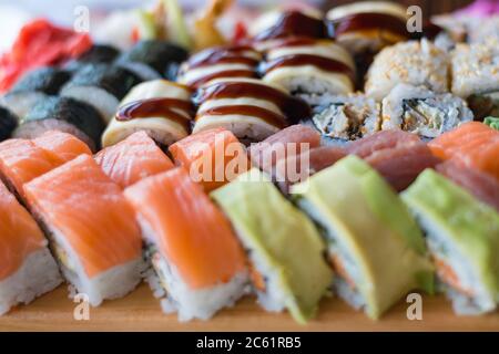 Ensemble sushi. Maki et petits pains au thon, au saumon et à l'avocat. Cuisine japonaise nationale. Gros plan. Banque D'Images