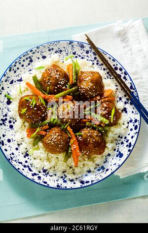 Boulettes de viande asiatiques végétaliennes en sauce aigre-douce avec riz et légumes rasées. Déjeuner équilibré ou dîner sain. Cuisine de rue Banque D'Images