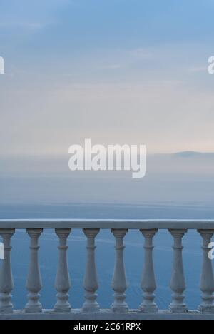 Vue panoramique sur la mer depuis un balcon blanc avec colonnes Banque D'Images