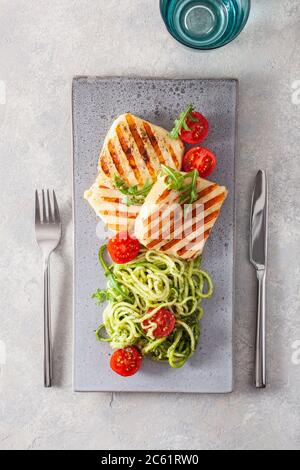 Régime cétogène diète paléo. Déjeuner, fromage Halloumi courgettes au pesto de roquette avec renforts spiralés et tomates Banque D'Images