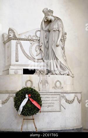 Florence, Italie - 11 octobre 2012 : tombe de Victorio Alferio Astensi, basilique de Santa Croce. Un dramaturge et poète italien, considéré comme le fondateur de celui-ci Banque D'Images