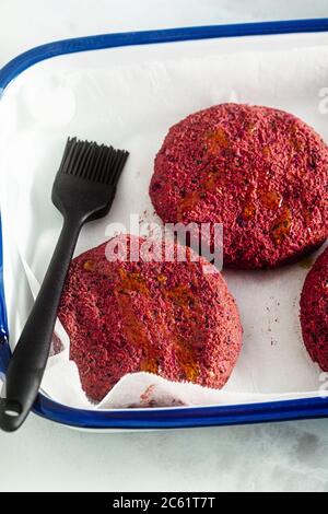 côtelettes végétaliennes crues pour hamburgers sans viande sur une plaque de cuisson sur une table Banque D'Images