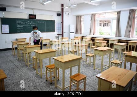 Chongqing, Chongqing en Chine. 6 juillet 2020. Un membre du personnel se prépare sur un site d'examen dans le district de Jiangbei, dans le sud-ouest de la Chine à Chongqing, le 6 juillet 2020. Le gaokao de cette année, ou l'examen d'entrée à l'université nationale, commencera le 7 juillet. Crédit: Tang Yi/Xinhua/Alay Live News Banque D'Images