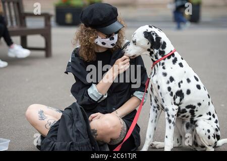 Glasgow, Écosse, Royaume-Uni. 6 juillet 2020. Photo : un propriétaire de chien a vu porter un masque de style dalmate vu avec son chien dalmatien dans le centre-ville. Personnes à George Square. Les bars et les restaurants rouvrent à Glasgow pour faciliter les restrictions de verrouillage. Dès aujourd'hui, des pubs, des bars, des cafés et des restaurants en Angleterre, en Écosse et en Irlande du Nord accueillent des clients pour la première fois depuis le début du confinement en mars. Crédit : Colin Fisher/Alay Live News Banque D'Images