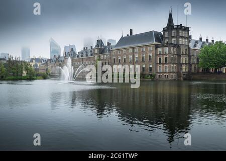 Le palais Binnenhof, lieu du Parlement à la Haye, aux pays-Bas, se reflétait dans la Hofvijver lors d'une journée faste. A quitté le musée Mauritshuis Banque D'Images