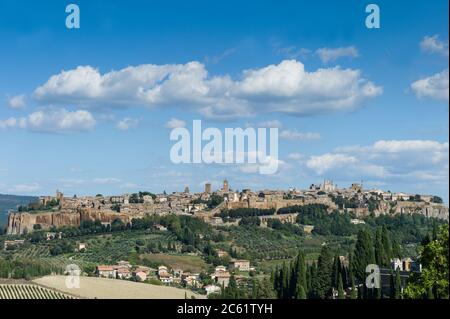 Vue sur la vieille ville d'Orvieto, Ombrie, Italie avec la cathédrale Duomo d'Orvieto à l'horizon Banque D'Images