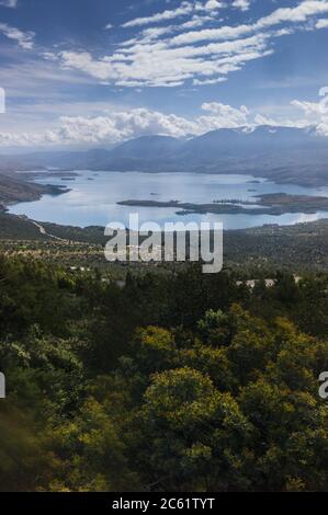 Belle vue sur le lac artificiel de Bin el Oiudane dans la province d'Azilal, Béni Mellal-Khénifra, Maroc Banque D'Images