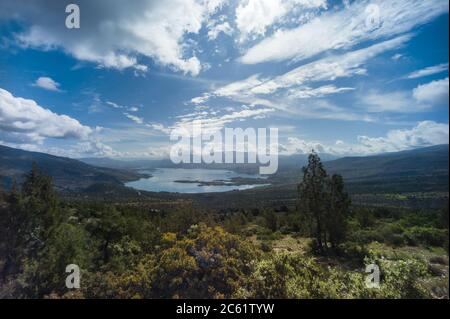 Belle vue sur le lac artificiel de Bin el Oiudane dans la province d'Azilal, Béni Mellal-Khénifra, Maroc Banque D'Images