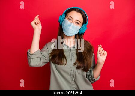 Portrait en gros plan de sa belle fille en bonne santé portant la sécurité masque de gaze écoute frapper rester à la maison mers infection cov préventive mesures isolées Banque D'Images