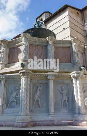 Partie de la Fontana Maggiore, une fontaine médiévale monumentale située entre la cathédrale et le Palazzo dei priori dans la ville de Pérouse en Italie Banque D'Images