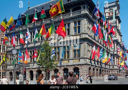 Hôtel de ville; 16 siècle; style Renaissance; ancien bâtiment en pierre, nombreux drapeaux colorés; gens, paysage urbain, Flandre; Europe; Anvers; Belgique Banque D'Images