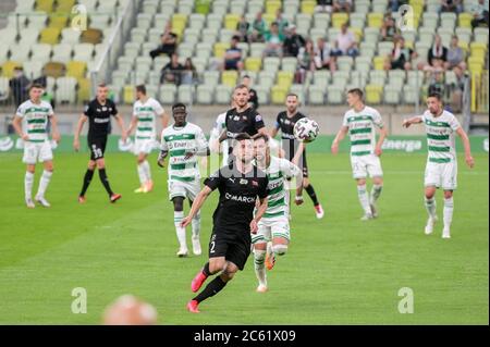 Cornel Rapa de Cracovie (L) et Rafal Pietrzak de Lechia (R) en action pendant le match polonais Ekstraklasa entre Lechia Gdansk et Cracovie au stade Energa. Note finale; Lechia Gdansk 0:3 Cracovie. Banque D'Images