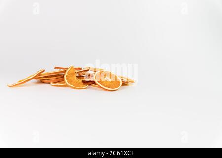 Pile de tranches d'orange séchées isolées sur fond blanc, lumière très vive. Fruits secs pour le dessert et le thé. Ingrédients pour la cuisson et la cuisson Banque D'Images