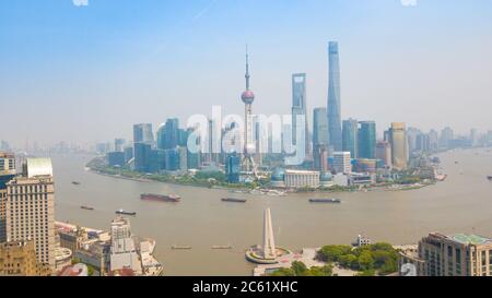 Photo aérienne de Lujiazui, le quartier financier de Shanghai, en Chine, à la lumière du jour. Banque D'Images