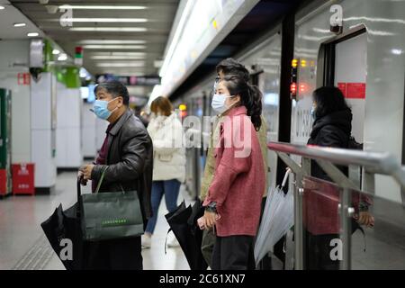 Les navetteurs portant un masque chirurgical pour prévenir le coronavirus, sortant du métro de Shanghai Banque D'Images