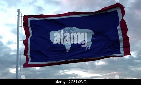 Drapeau du Wyoming agitant dans le vent contre profondément beau ciel nuageux Banque D'Images