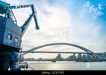 Grandes grues dans le parc d'exposition de Shanghai, en Chine. Banque D'Images