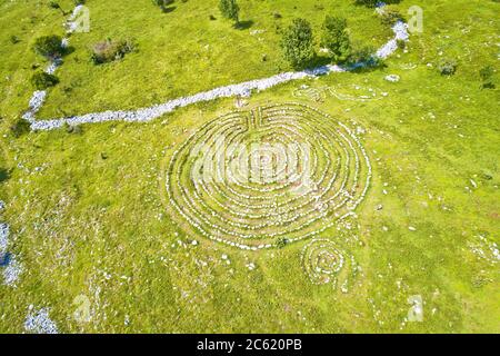 La pierre céleste de Labyrinths se délaise en montagne au-dessus de Novi Vinodolski vue aérienne, attraction touristique dans la région de Kvarner en Croatie Banque D'Images