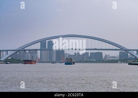 Pont de Lupu au-dessus du fleuve Huangpu à Shanghai, en Chine. Banque D'Images