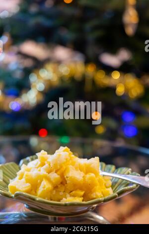 Salade de pommes de terre autrichienne avec arbre de Noël Banque D'Images