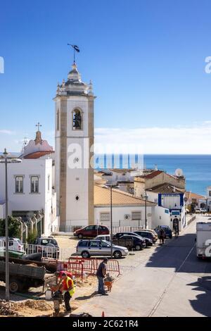 Clocher de l'église mère d'Alvor (Igreja Matriz de Alvor), église de la vieille ville d'Albufeira, Portugal Banque D'Images