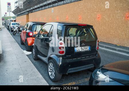 Rome, Italie - octobre 2019 : de nombreuses petites voitures électriques ont été manquées dans la rue Rome. Banque D'Images
