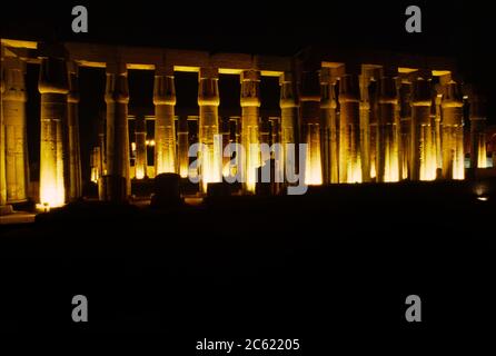 Louxor Egypte Temple de Louxor Cour d'Amenhotep III illuminé la nuit Banque D'Images