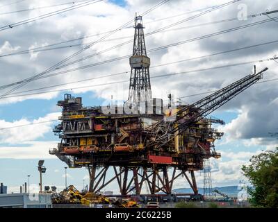 Terrasse supérieure de la plate-forme de production Shell Brant Alpha pendant le recyclage dans l'usine d'able UK à Seaton Carew, peu après l'arrivée en juin 2020 Banque D'Images