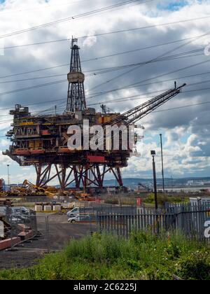 Terrasse supérieure de la plate-forme de production Shell Brant Alpha pendant le recyclage dans l'usine d'able UK à Seaton Carew, peu après l'arrivée en juin 2020 Banque D'Images