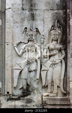 Danse des Apsaras. Sculpture hindoue bas relief sur le mur dans le temple d'Angkor Wat. Cambodge Banque D'Images