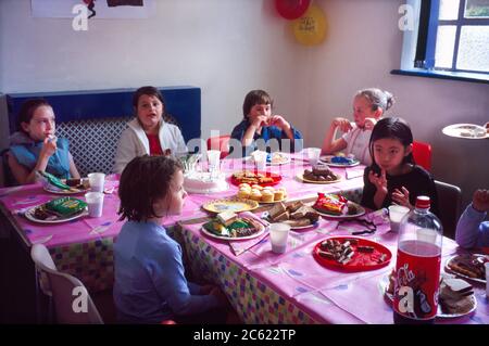 Enfants à une fête d'anniversaire de fille de neuf ans Surrey Angleterre Banque D'Images