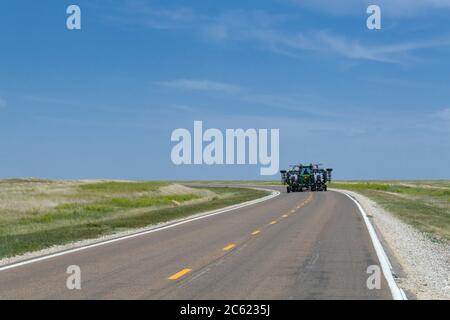 Équipement agricole lourd conduit sur l'autoroute, Ness City Kansas, États-Unis Banque D'Images