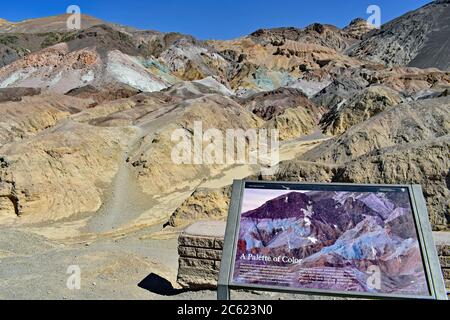 Artistes Palette de formations rocheuses multicolores par temps clair avec ciel bleu. Le panneau d'interprétation est également illustré pour les visiteurs. Death Valley, Californie Banque D'Images
