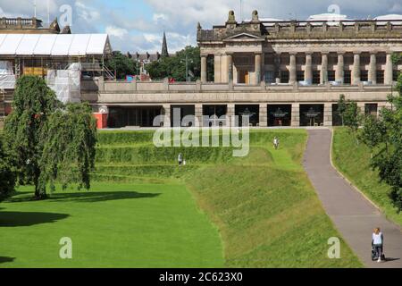 Princes Street Gardens et les National Galleries of Scotland avec un paysage nouvellement achevé Banque D'Images