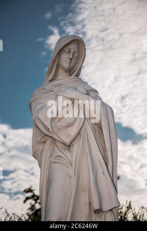 Radom, Pologne 05 07 2020: Statue de pierre Sainte Marie. Sculpture de mère Mary. Banque D'Images