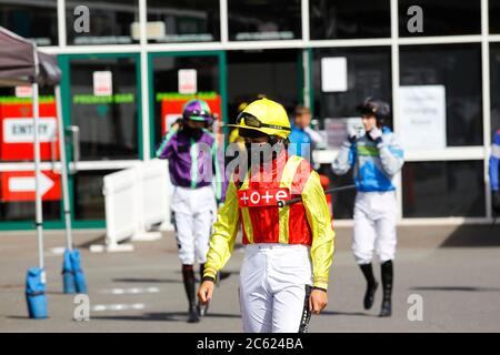Bryony Frost mène les jockeys avant le Be365 handicap Chase à l'hippodrome d'Uttoxeter. Banque D'Images
